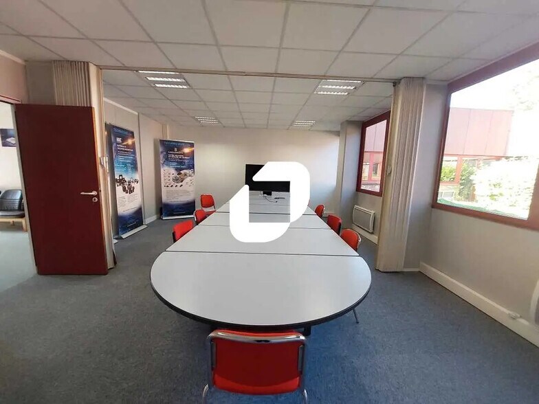 Flex in Trappes for lease - Building Photo - Image 2 of 20