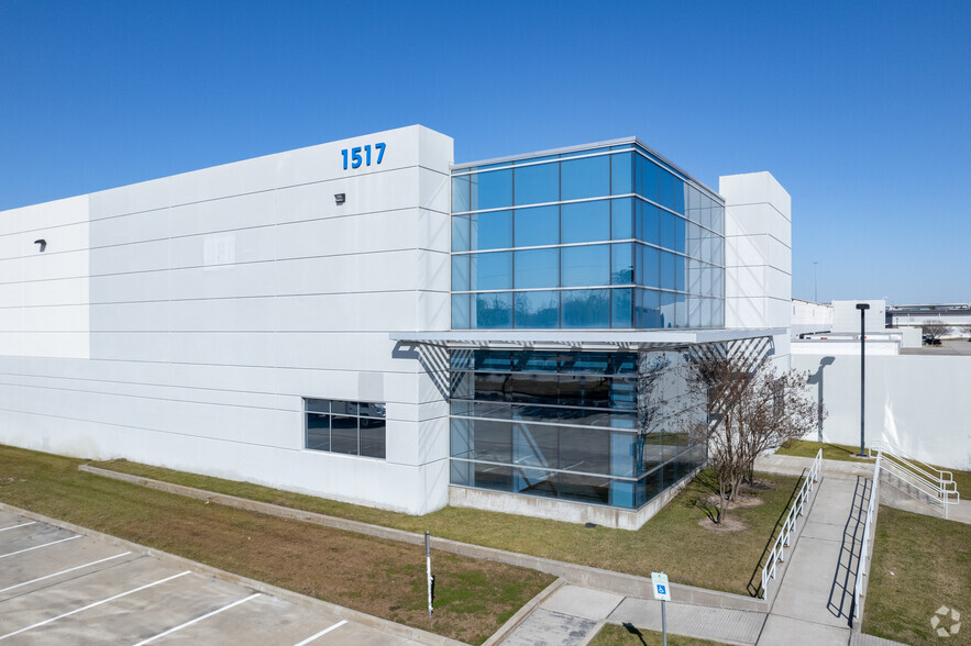 1521 Greens Rd, Houston, TX for lease - Primary Photo - Image 1 of 6