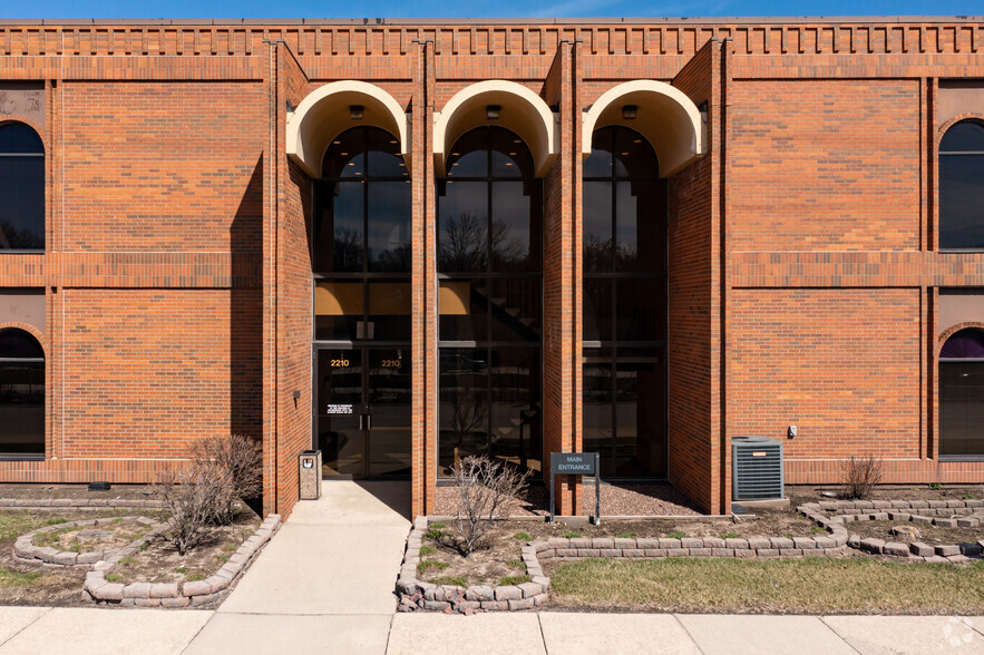 2210 Midwest Rd, Oak Brook, IL for sale - Building Photo - Image 3 of 21