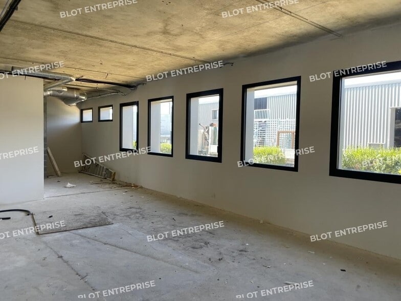 Office in Le Rheu for lease - Interior Photo - Image 2 of 7