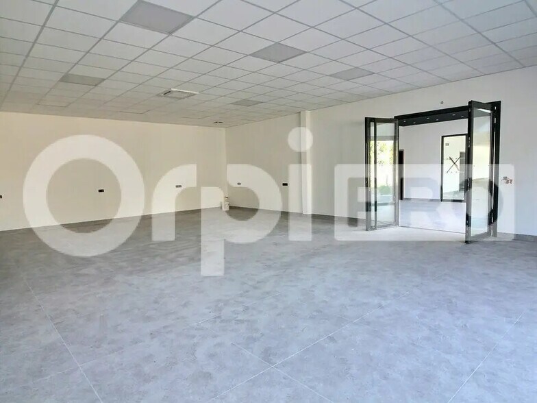 Retail in Serris for lease - Interior Photo - Image 3 of 7