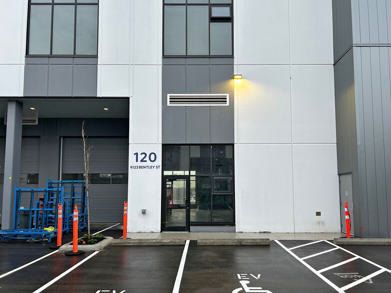 9123 Bentley St, Vancouver, BC for lease - Building Photo - Image 2 of 7