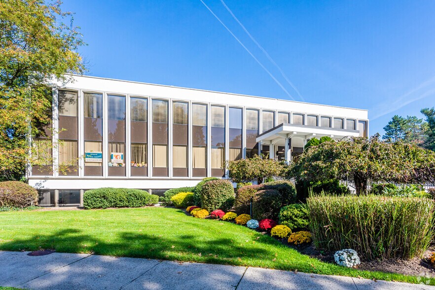 300 Knickerbocker Rd, Cresskill, NJ for lease - Building Photo - Image 2 of 13