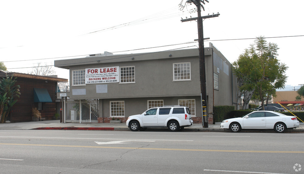 12034 Riverside Dr, Valley Village, CA for lease - Building Photo - Image 2 of 4