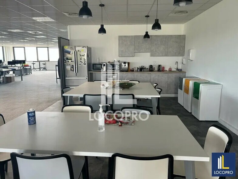 Office in Valbonne for lease - Interior Photo - Image 3 of 10