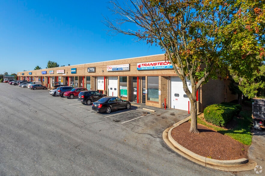 19300-19326 Woodfield Rd, Gaithersburg, MD for lease - Building Photo - Image 2 of 3