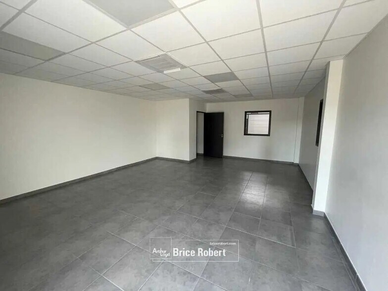 Office in Corbas for lease - Interior Photo - Image 2 of 6