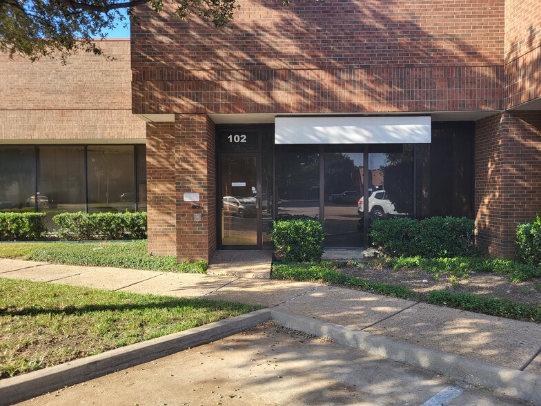 7920 Elmbrook Dr, Dallas, TX for lease - Building Photo - Image 3 of 28