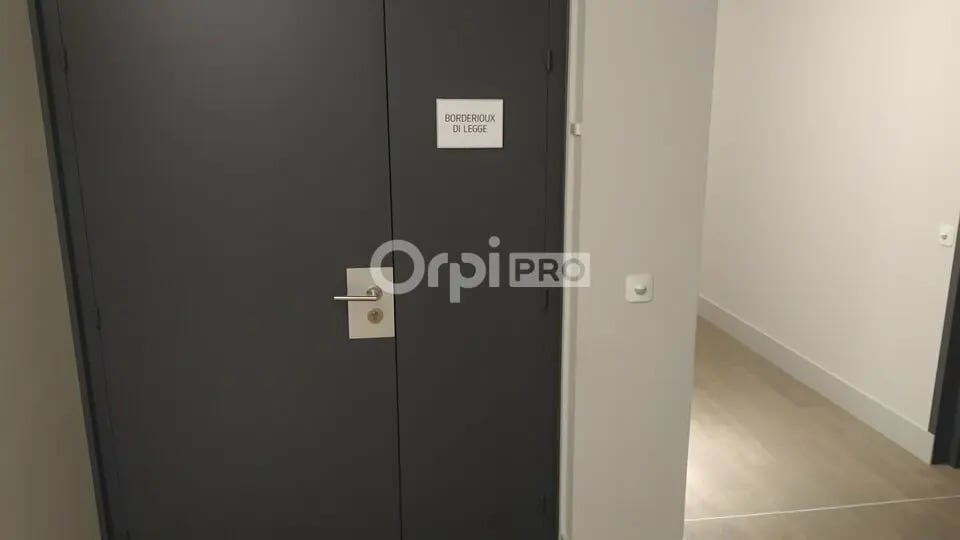 Office in Reims for lease - Interior Photo - Image 2 of 5