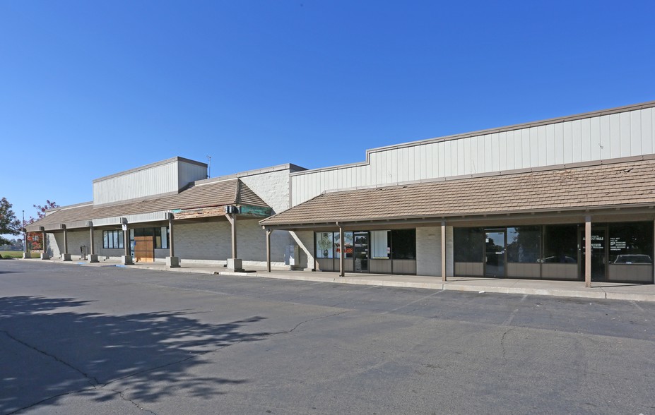 1702-1780 Robertson Blvd, Chowchilla, CA for lease - Building Photo - Image 2 of 15