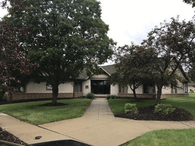 3244 W Henderson Rd, Columbus, OH 43220