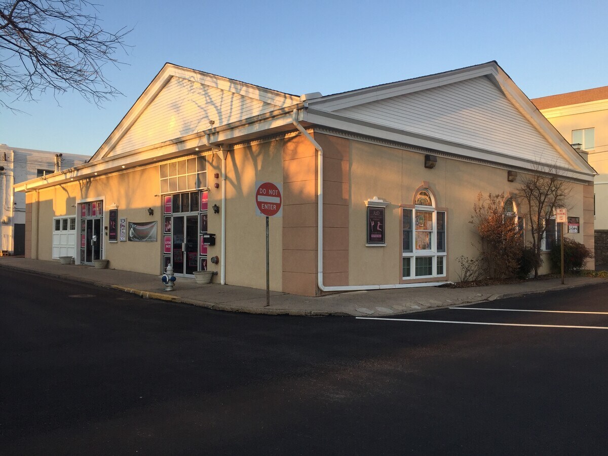 15 Cavalier Dr, Ambler, PA 19002