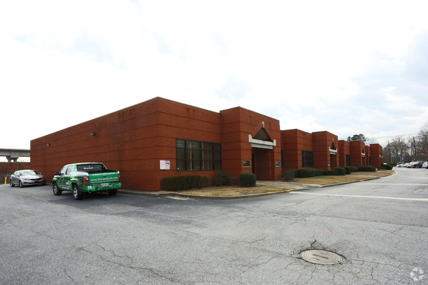 5575-5603 Peachtree Rd, Chamblee, GA for lease - Building Photo - Image 2 of 2