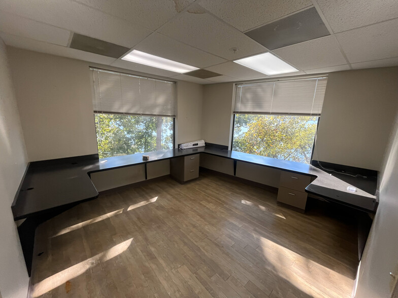 1000 Edgewater Pt, Lake Saint Louis, MO for lease - Interior Photo - Image 2 of 14