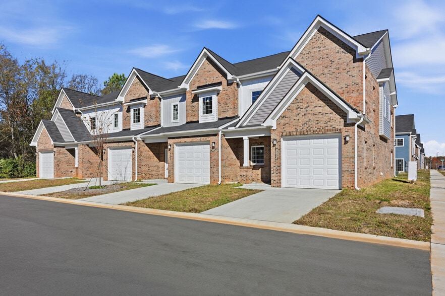 13701 Erwin Rd, Charlotte, NC for sale - Building Photo - Image 2 of 30