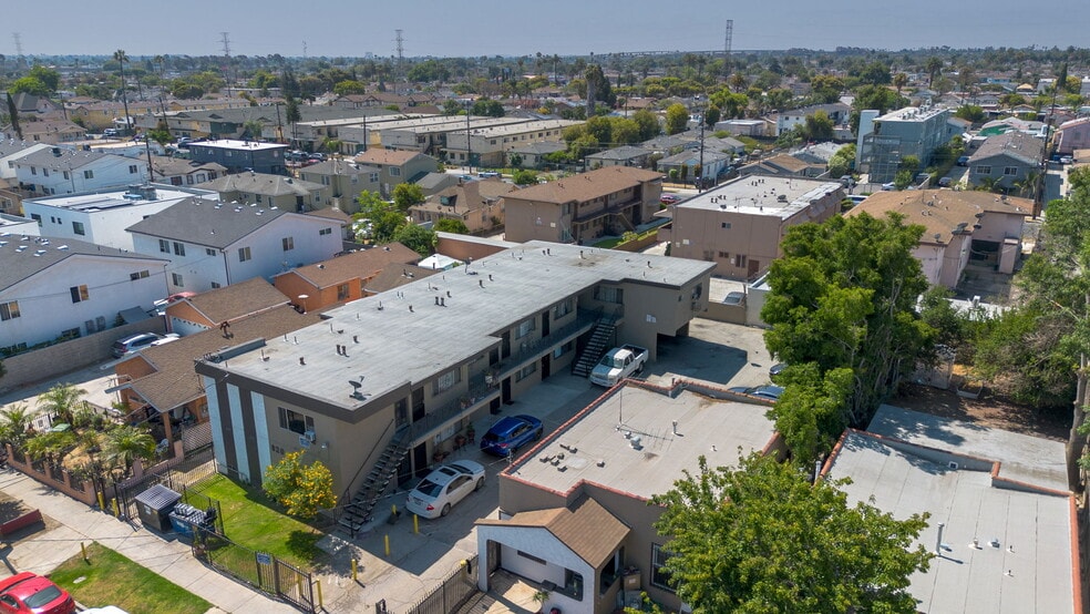 820 W 95th St, Los Angeles, CA for sale - Building Photo - Image 2 of 19