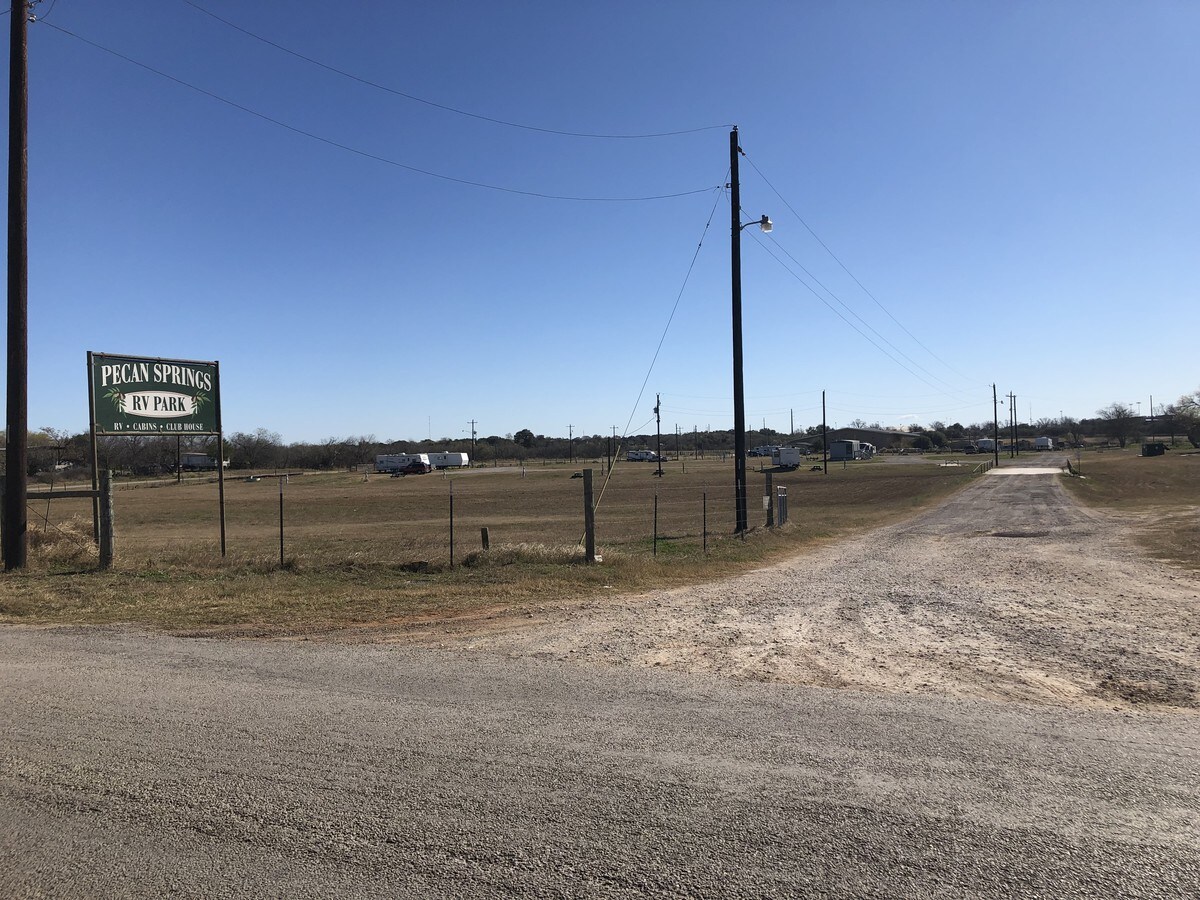 1956 Sutherland Springs Rd, Floresville, TX 78114