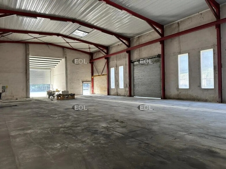 Flex in Peypin for lease - Interior Photo - Image 2 of 2