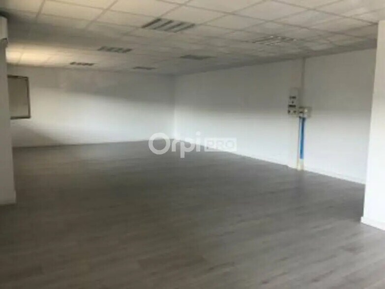 Office in Canéjan for lease - Interior Photo - Image 2 of 6