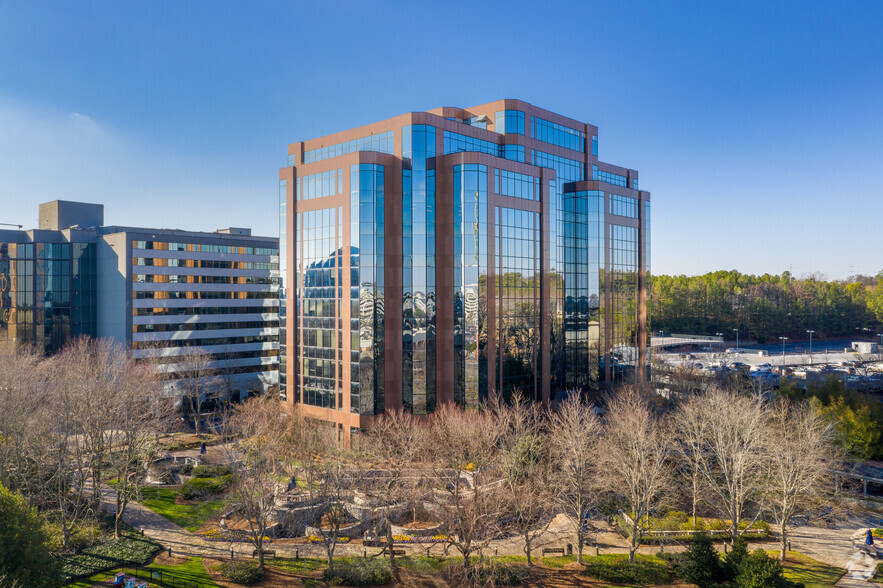 1040 Crown Pointe Pkwy, Atlanta, GA for lease - Building Photo - Image 1 of 40