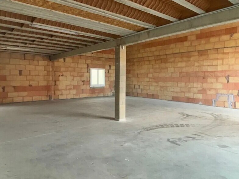 Flex in Bezouce for lease - Interior Photo - Image 3 of 11