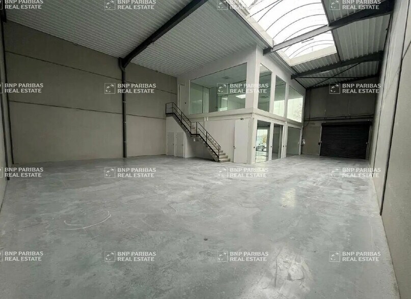 Flex in Neuville-en-Ferrain for lease - Building Photo - Image 2 of 19