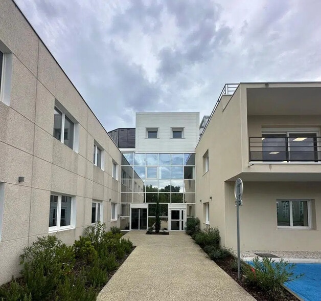 22 Rue Du 35Eme Regiment D'Aviation, Bron for sale - Building Photo - Image 2 of 7