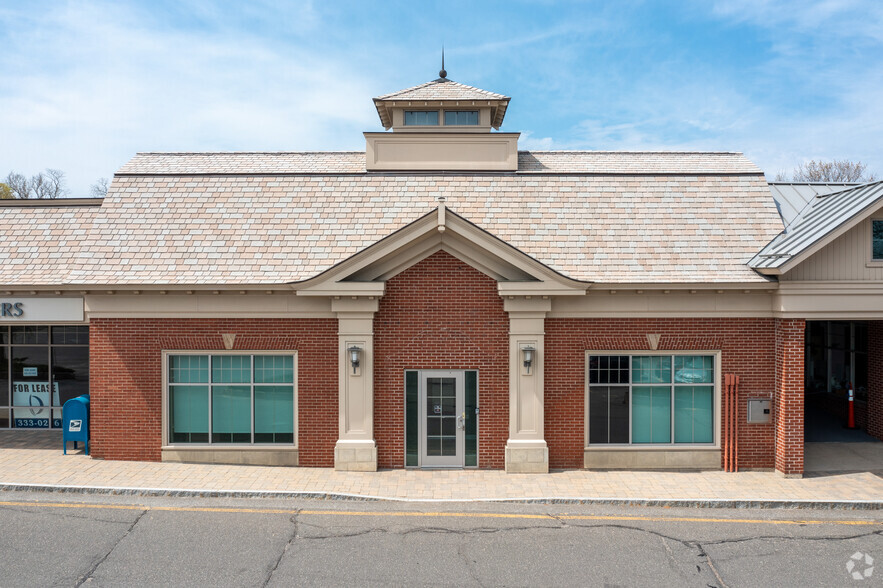 942 White Plains Rd, Trumbull, CT for lease - Building Photo - Image 2 of 9