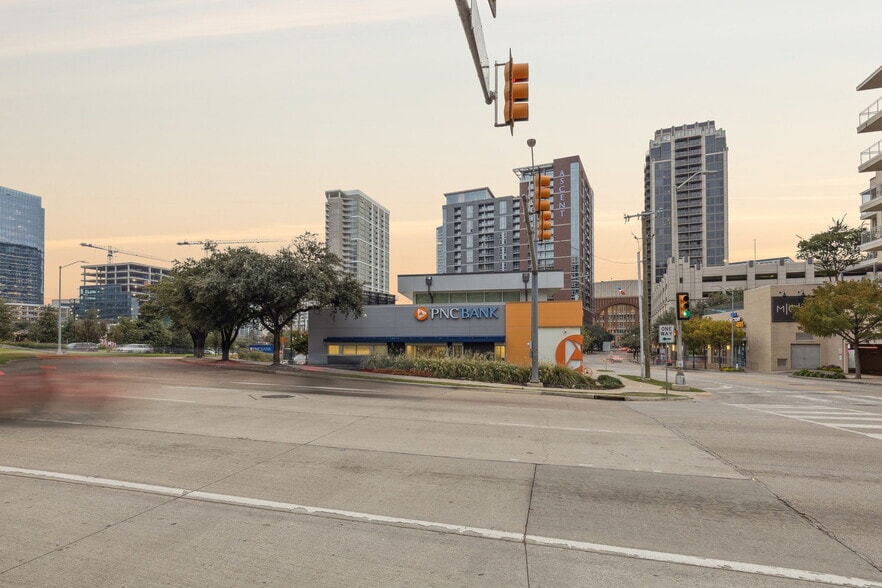 2635 Harry Hines Blvd, Dallas, TX for sale - Building Photo - Image 3 of 10