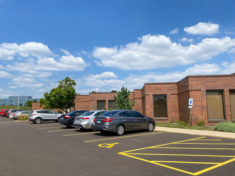 125 Windsor Dr, Oak Brook, IL for lease - Building Photo - Image 3 of 9