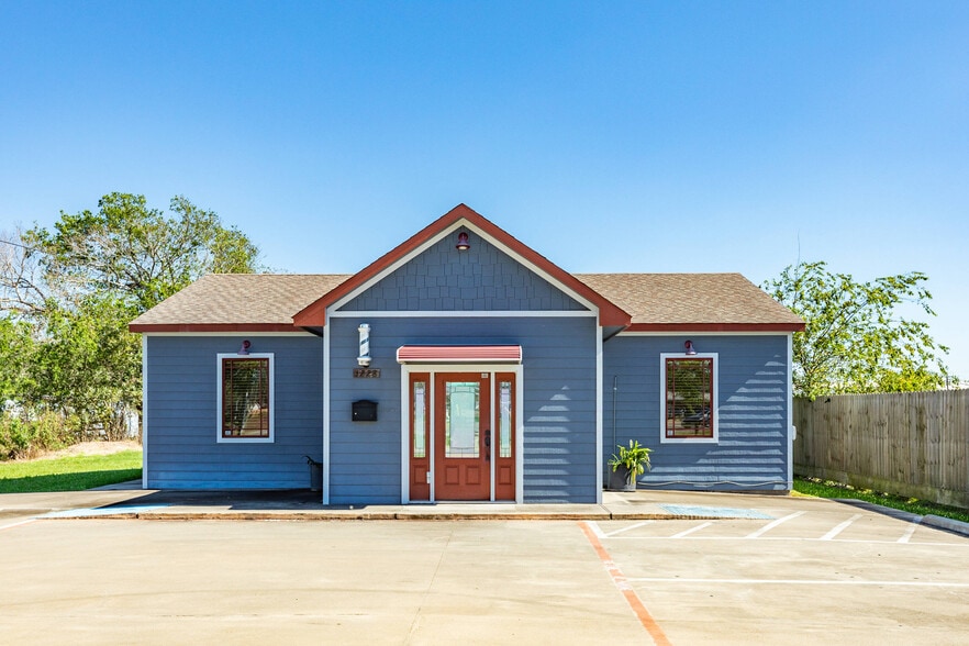 1228 E Mulberry St, Angleton, TX for sale - Building Photo - Image 2 of 26