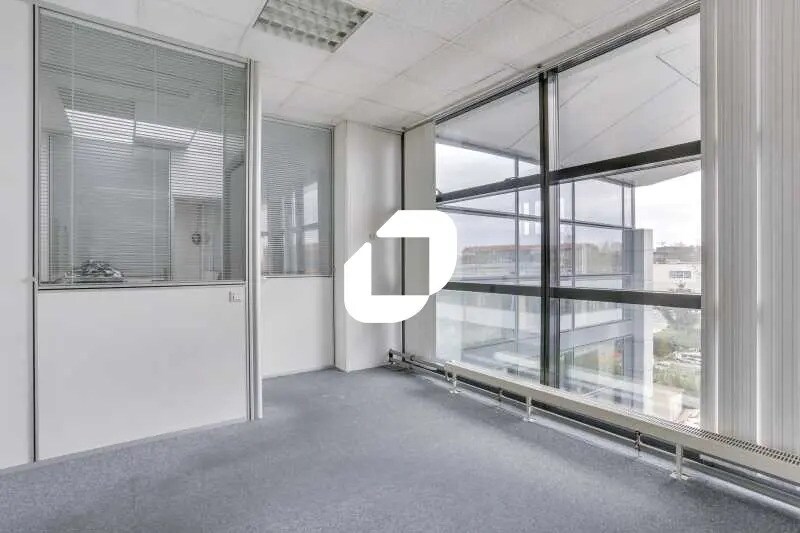 Flex in Nanterre for lease - Building Photo - Image 1 of 7