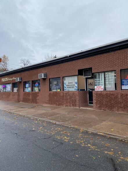 117-121 Spruce St, Manchester, CT for sale - Building Photo - Image 1 of 1