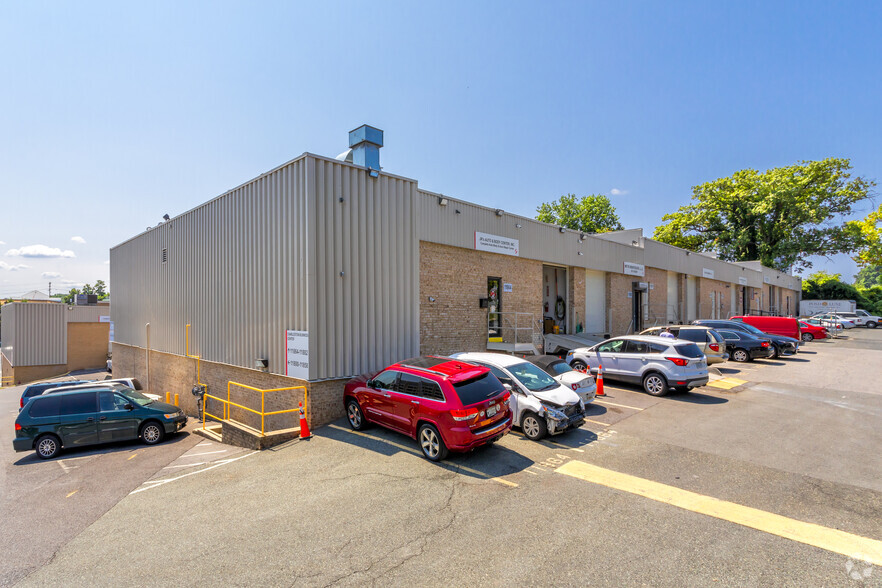 11821 Parklawn Dr, Rockville, MD for lease - Building Photo - Image 3 of 4