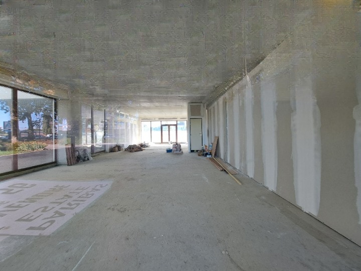 Retail in Muret for lease Interior Photo- Image 1 of 5