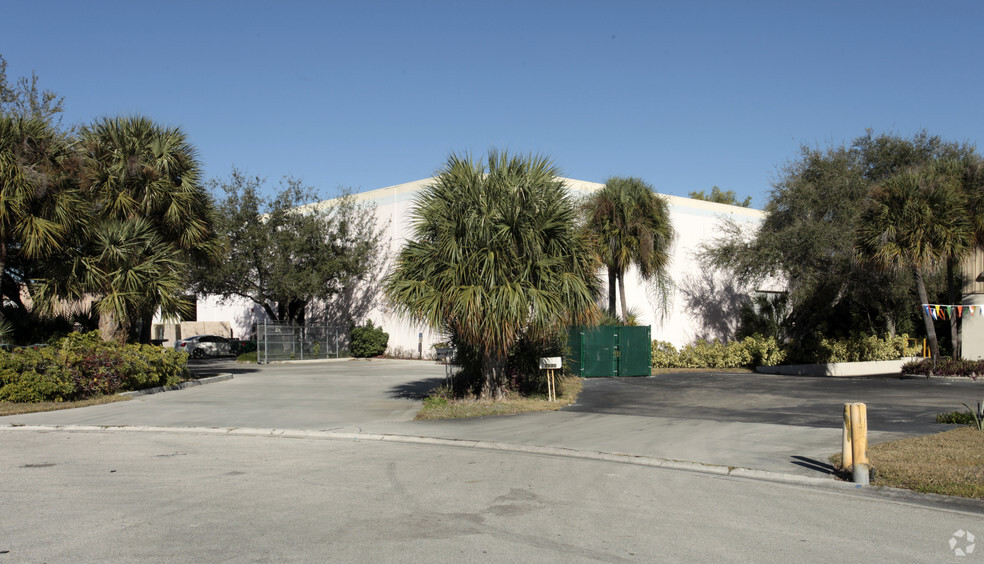 7190 Devons Rd, West Palm Beach, FL for lease - Building Photo - Image 2 of 15