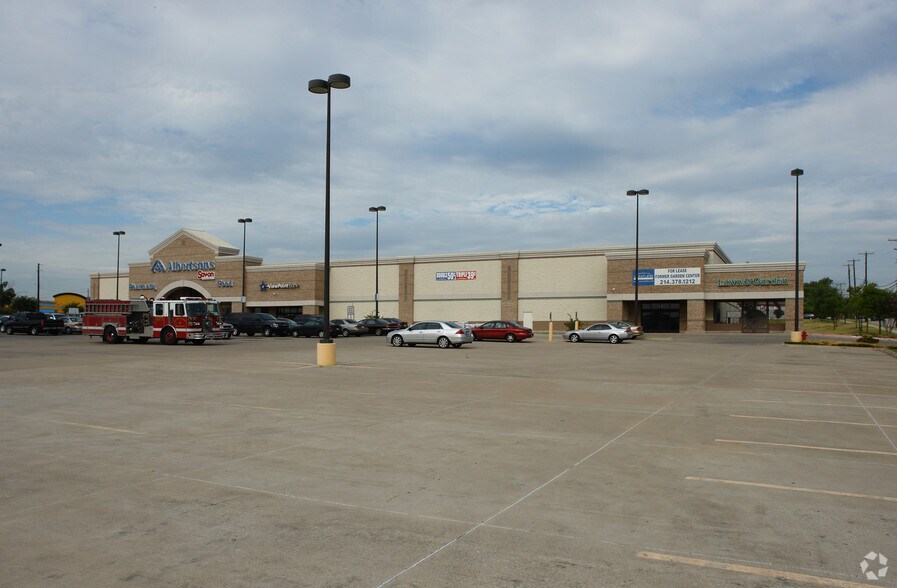 215 N Carrier Pky, Grand Prairie, TX for lease - Building Photo - Image 3 of 5