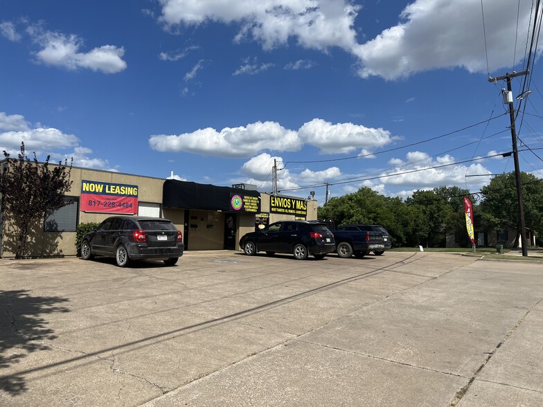 100 N Walnut Creek Dr, Mansfield, TX for lease - Building Photo - Image 1 of 14