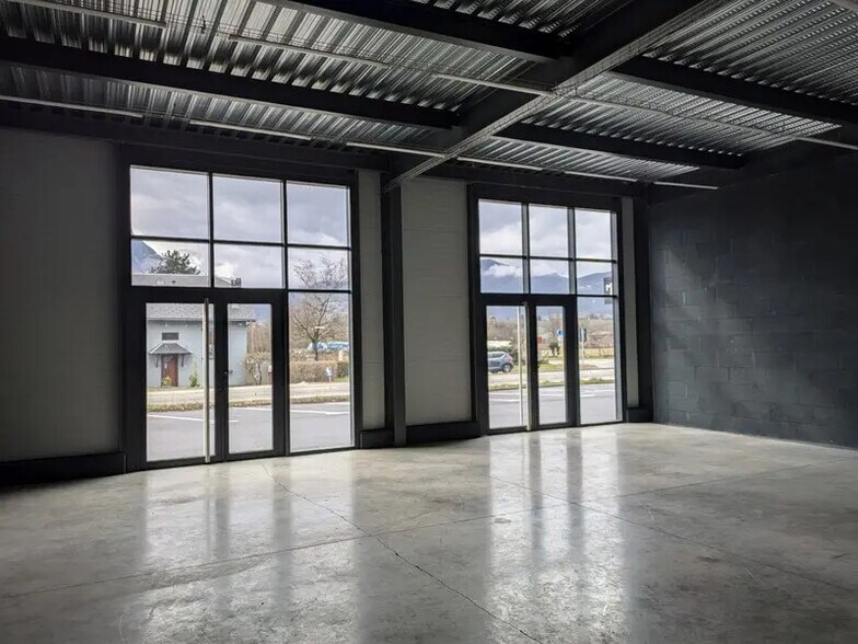 Retail in Montmélian for lease - Interior Photo - Image 2 of 12