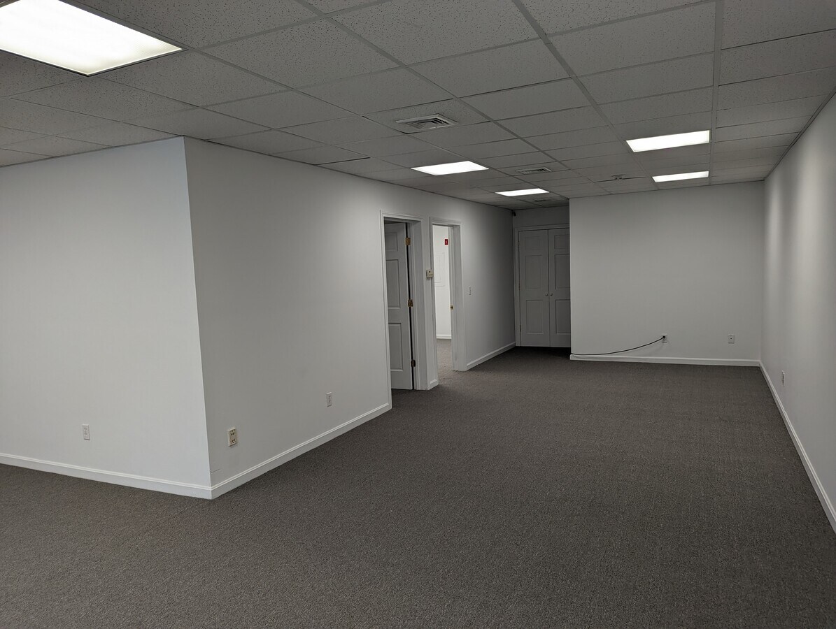 271 Bedford St, Lakeville, MA 02347