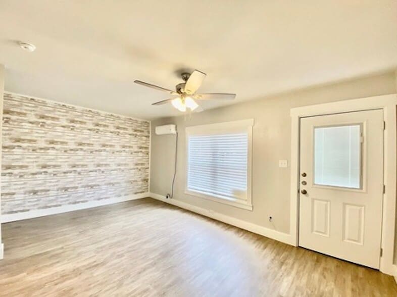 1516-1520 D St, Floresville, TX for sale - Building Photo - Image 1 of 10