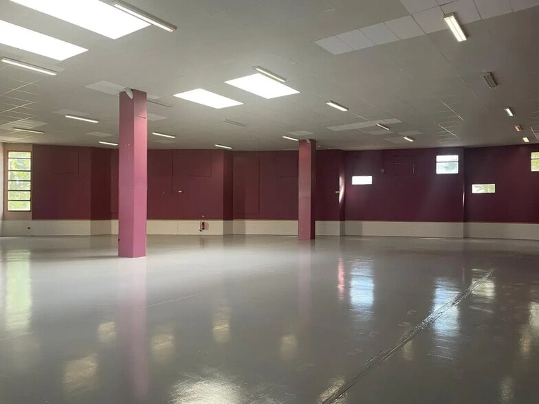 Flex in Saint-Denis for lease - Interior Photo - Image 1 of 15