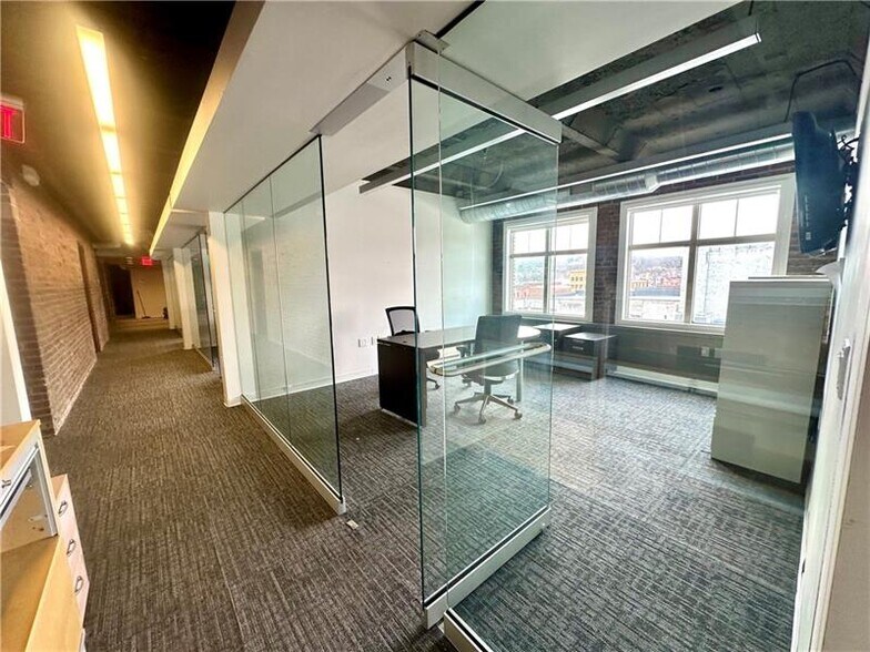 210 E Washington St, New Castle, PA for lease - Primary Photo - Image 1 of 13