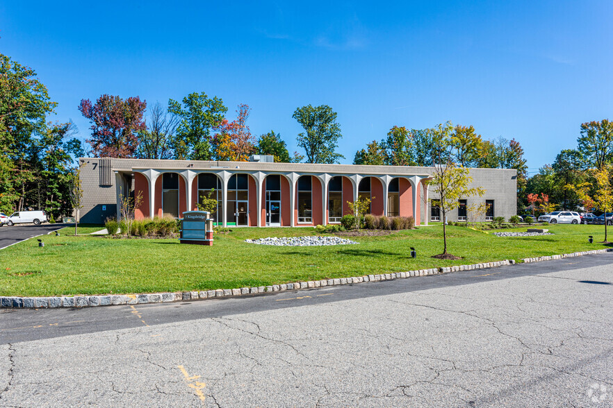 7 Kingsbridge Rd, Fairfield, NJ for lease - Primary Photo - Image 1 of 12