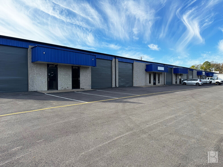 2701-2749 S Great Southwest Pky, Grand Prairie, TX for lease - Building Photo - Image 1 of 7