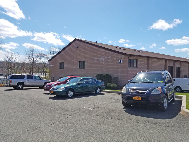 379 Spook Rock Rd, Airmont, NY for lease - Building Photo - Image 3 of 22