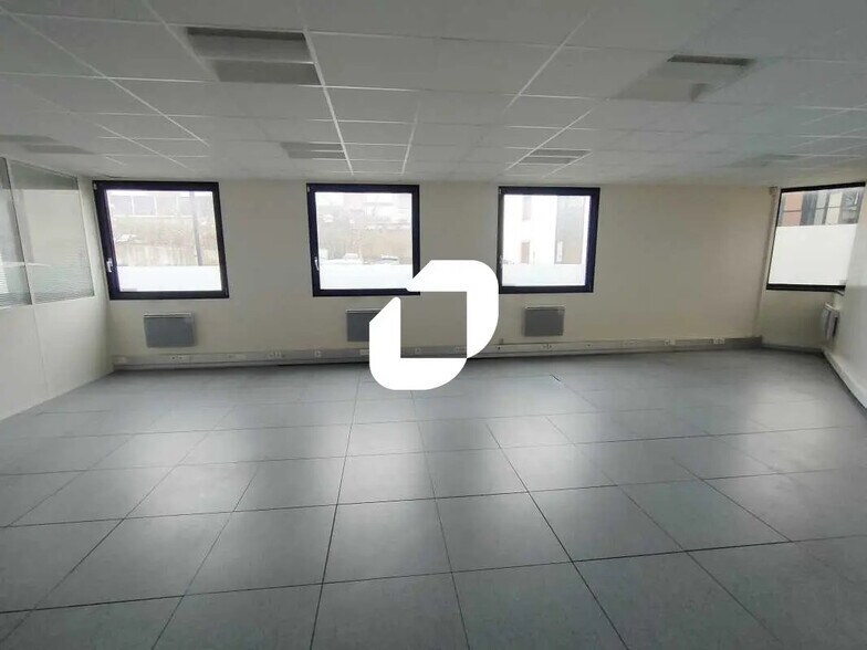 3 Bis Rue Du Petit Robinson, Jouy-en-Josas for lease - Interior Photo - Image 2 of 10