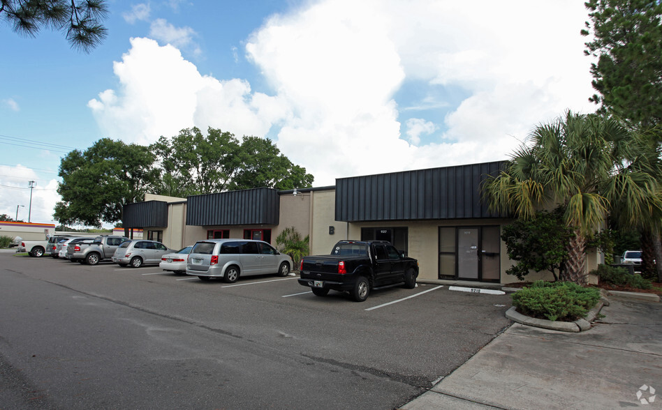 9211-9237 Lazy Ln, Tampa, FL for lease - Building Photo - Image 2 of 3