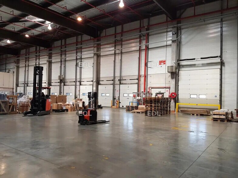 Industrial in Genas for lease - Interior Photo - Image 1 of 6