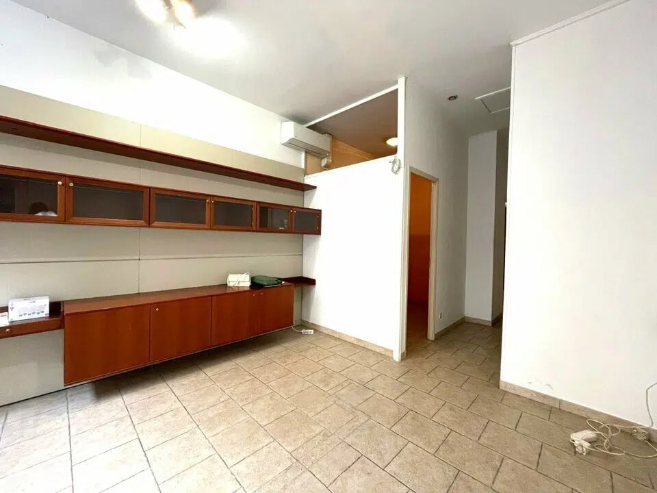 Retail in Menton for sale Interior Photo- Image 1 of 7